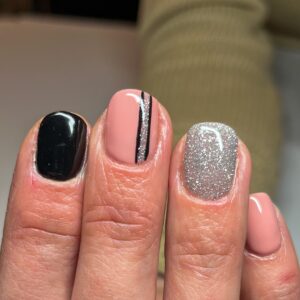 onglerie réalisation ongles paillettes grises rose et noire en semi permanent