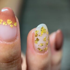 ongles incrustation feuilles d'or et vernis marron