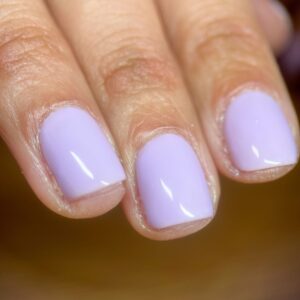 ongles lila en vernis semi-permanent aux sables d'olonne