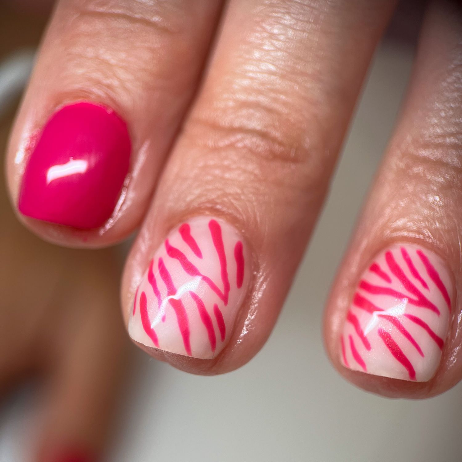 prothésie ongulaire zèbre rose en semi-permanent